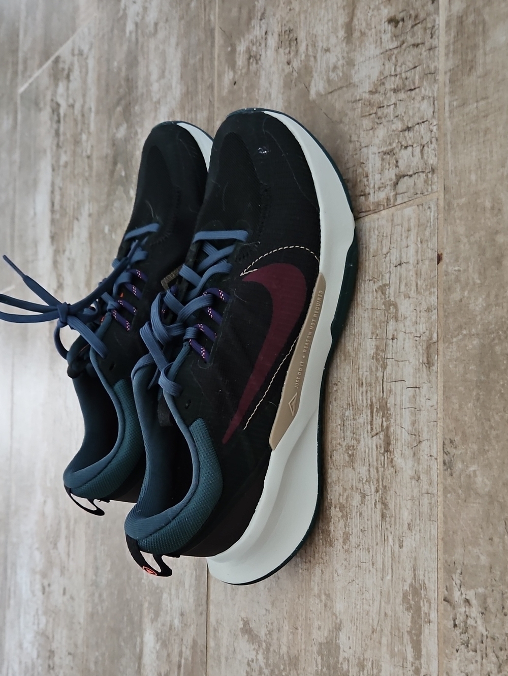 Men's Black Athletic Sneakers with Burgundy Swoosh - Performance Comfort